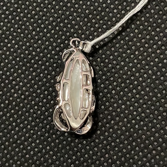 NWT Stunning Mother of Pearl Pendant - Picture 2 of 5